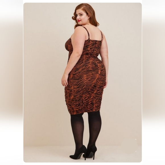 🖤Retro Shirred Bodycon Dress - Picture 2 of 6